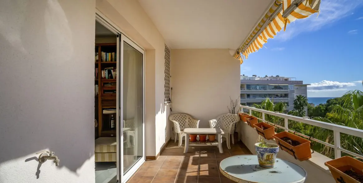 Sale of middle floor apartment in Benalmadena Costa 2