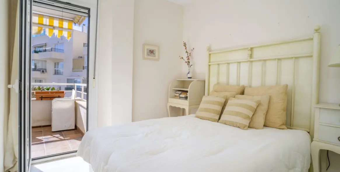 Sale of middle floor apartment in Benalmadena Costa 10