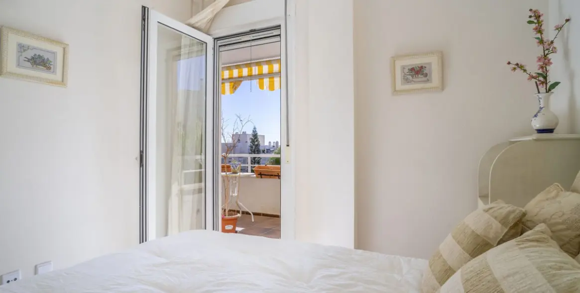 Sale of middle floor apartment in Benalmadena Costa 11