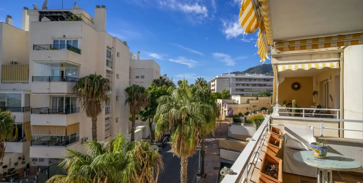 Sale of middle floor apartment in Benalmadena Costa 12