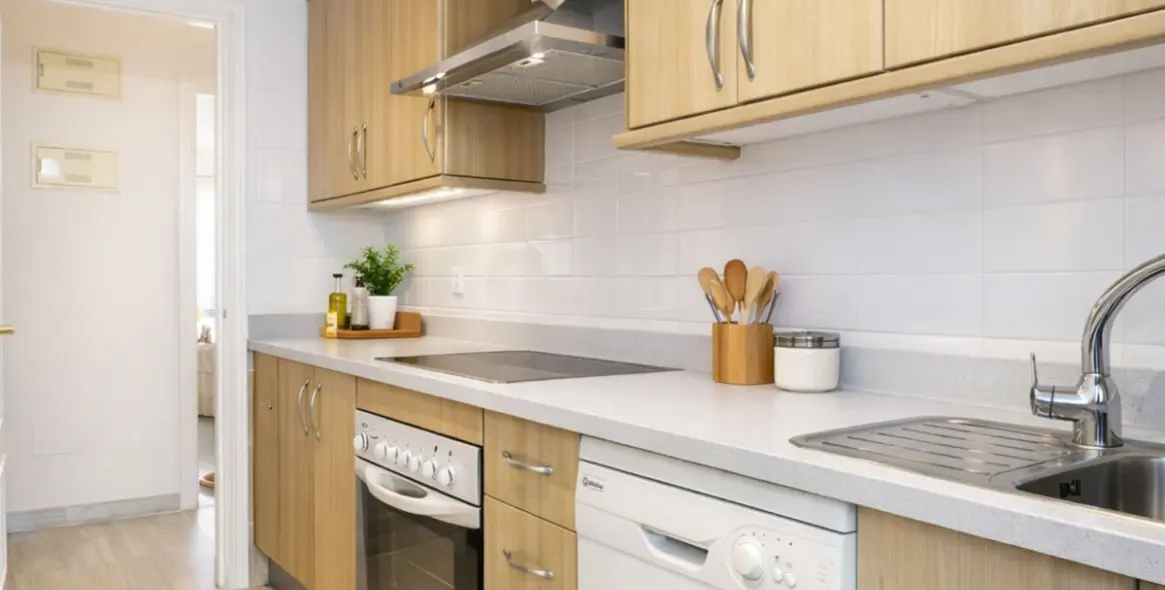 Sale of middle floor apartment in Benalmadena Costa 17