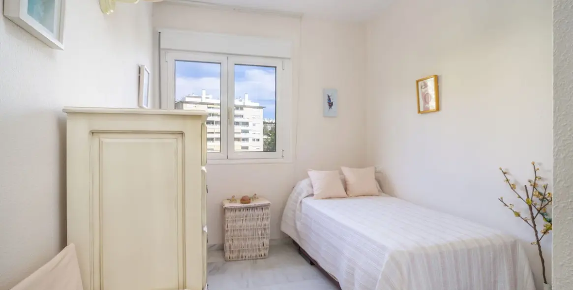 Sale of middle floor apartment in Benalmadena Costa 22