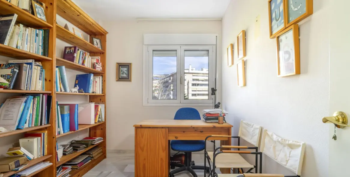 Sale of middle floor apartment in Benalmadena Costa 25