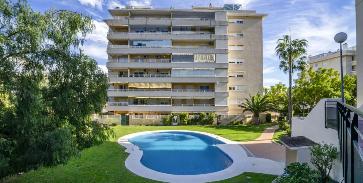 Sale of middle floor apartment in Benalmadena Costa 30