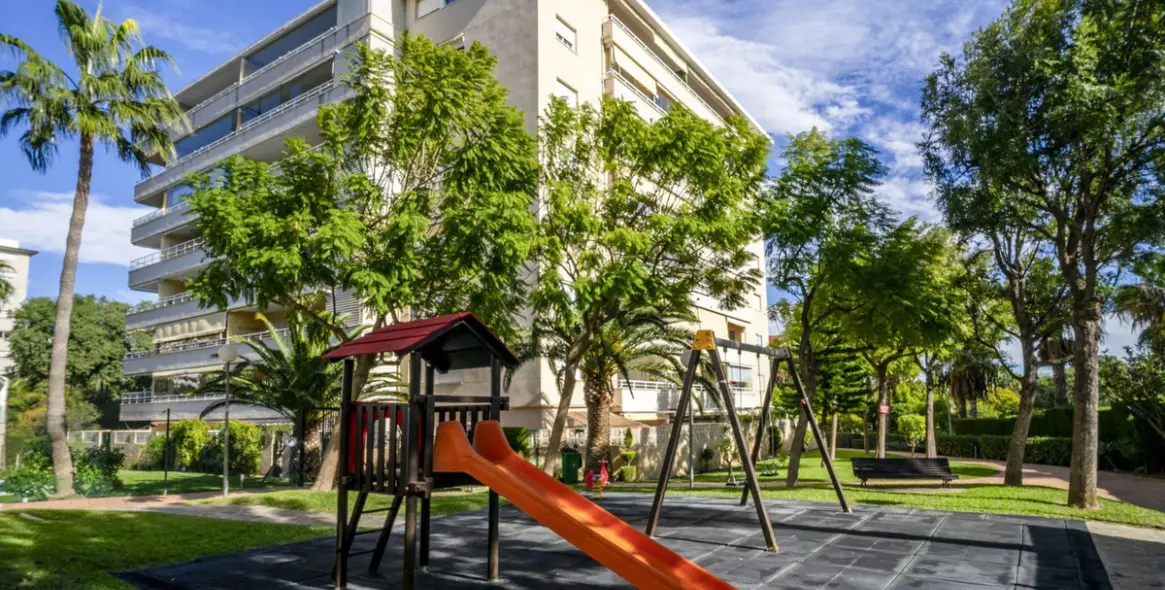 Sale of middle floor apartment in Benalmadena Costa 32