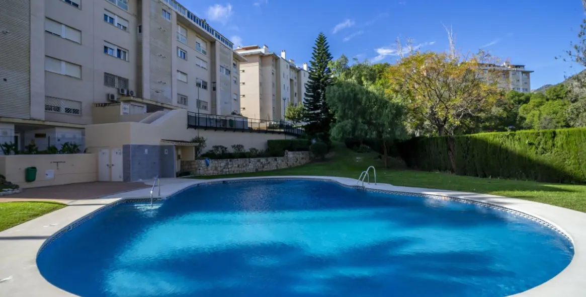 Sale of middle floor apartment in Benalmadena Costa 33