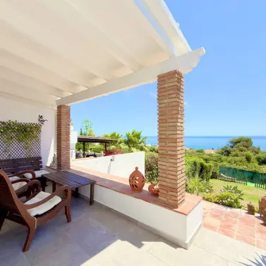 Продажа дома на две семьи в Estepona