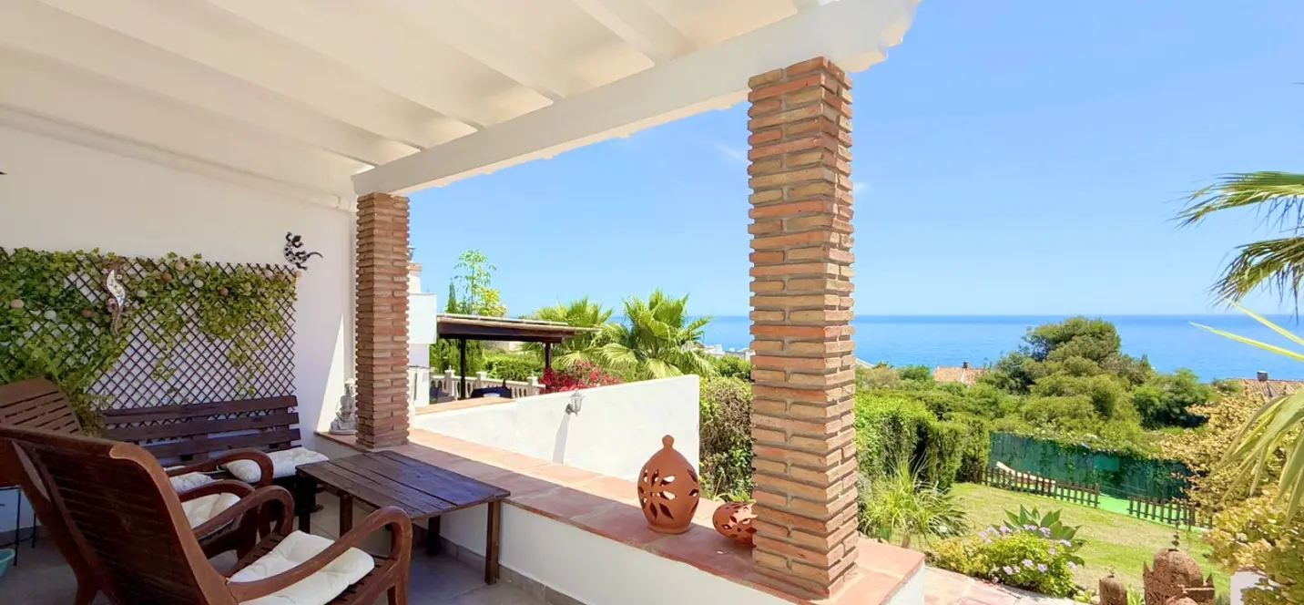 Продажа дома на две семьи в Estepona 0