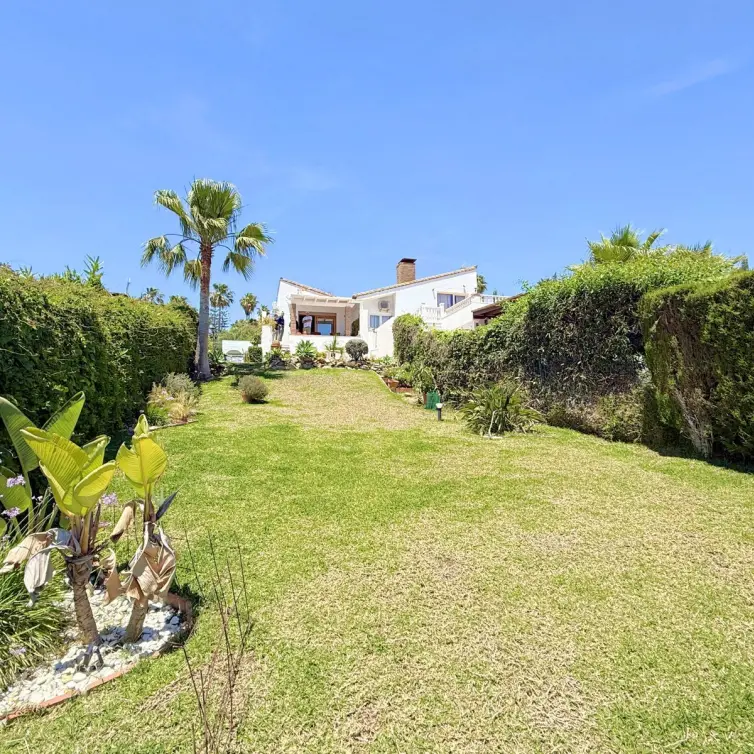 Продажа дома на две семьи в Estepona