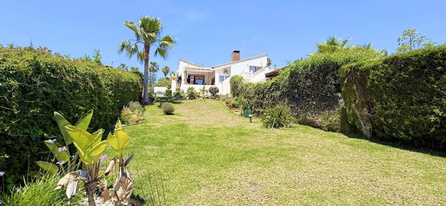 Продажа дома на две семьи в Estepona 4