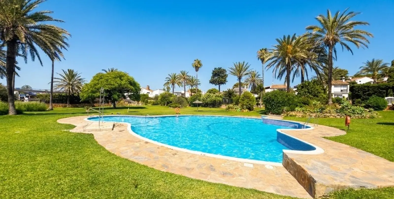 Продажа дома на две семьи в Estepona 36