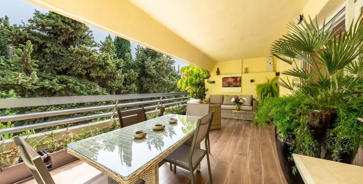 Sale of middle floor apartment in Marbella 1