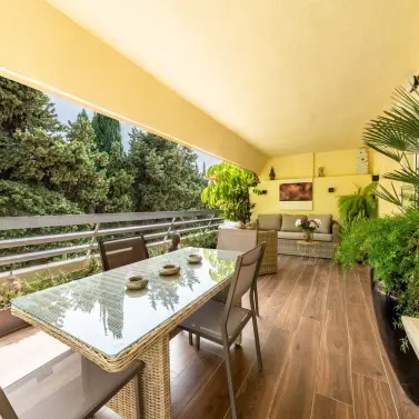 Venta de apartamento en planta media en Marbella