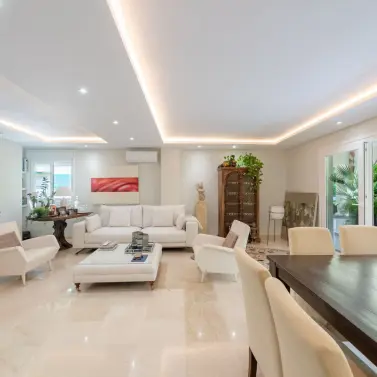 Venta de apartamento en planta media en Marbella