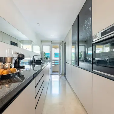 Venta de apartamento en planta media en Marbella