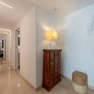 Venta de apartamento en planta media en Marbella