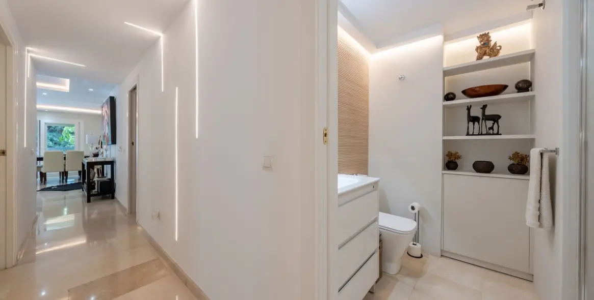 Sale of middle floor apartment in Marbella 13