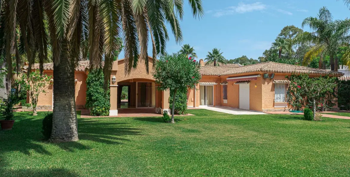 Sale of detached villa in New Golden Mile 1