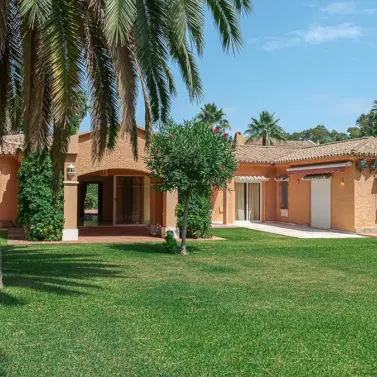 Sale of detached villa in New Golden Mile