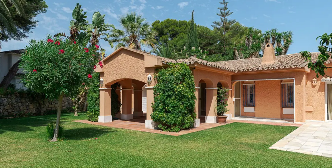 Sale of detached villa in New Golden Mile 2