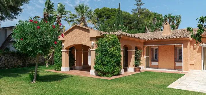 Sale of detached villa in New Golden Mile 1