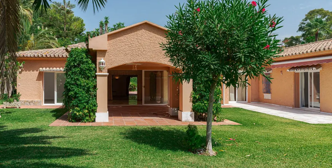 Sale of detached villa in New Golden Mile 3