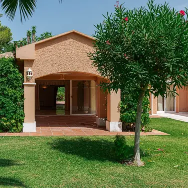 Sale of detached villa in New Golden Mile