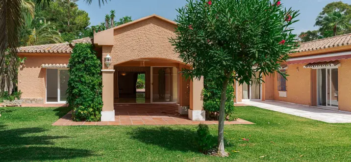 Sale of detached villa in New Golden Mile 2