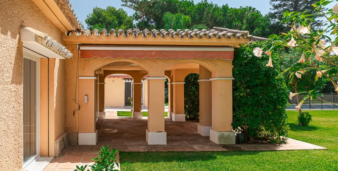 Sale of detached villa in New Golden Mile 4