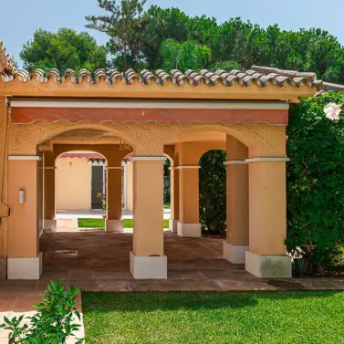 Sale of detached villa in New Golden Mile