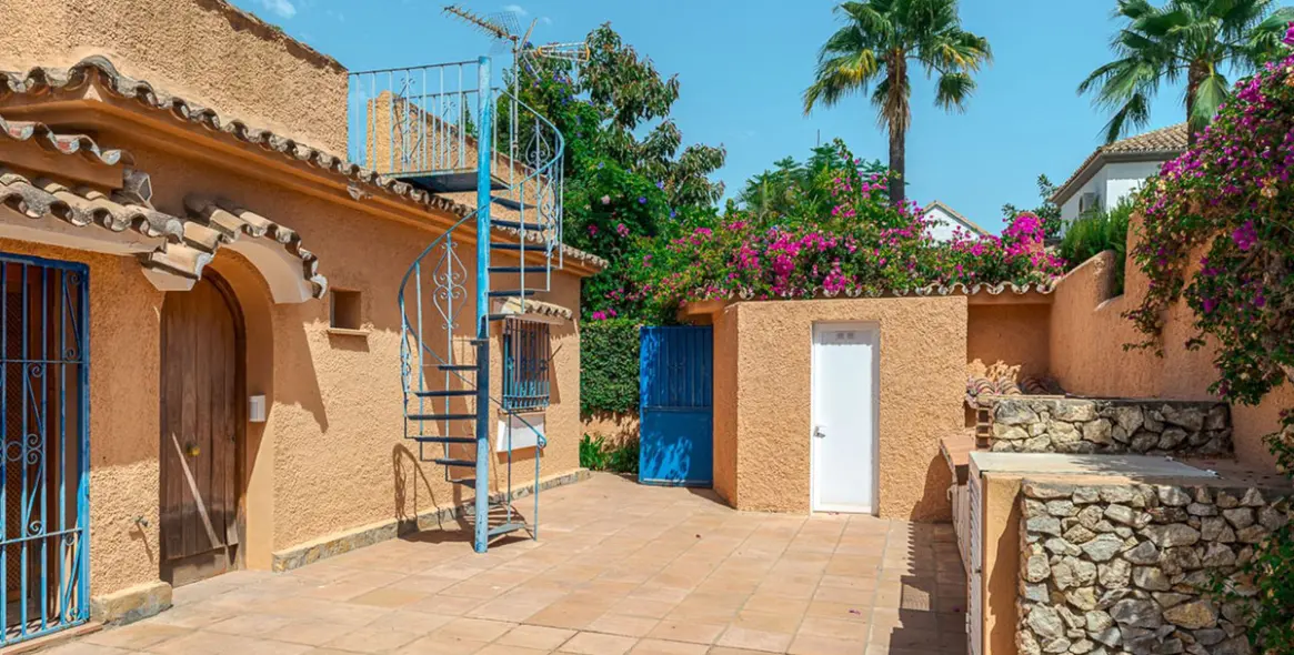 Sale of detached villa in New Golden Mile 5