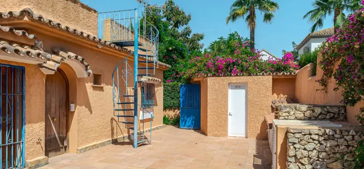 Sale of detached villa in New Golden Mile 4