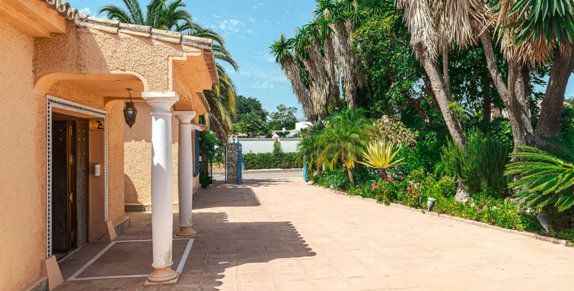 Sale of detached villa in New Golden Mile 6