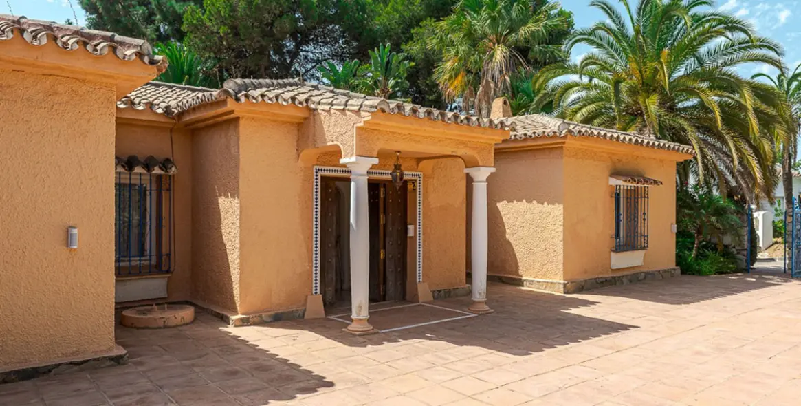 Sale of detached villa in New Golden Mile 7