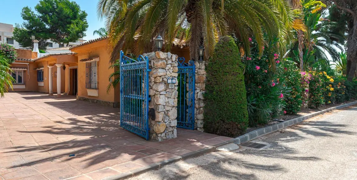 Sale of detached villa in New Golden Mile 8