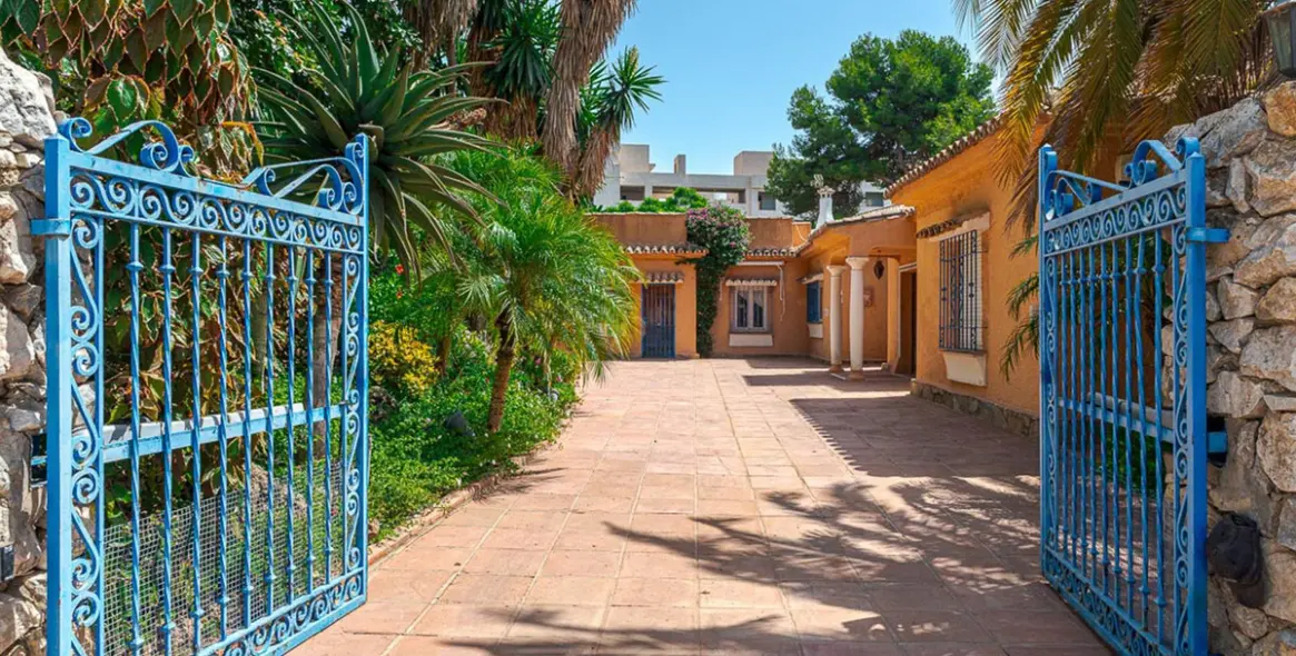 Sale of detached villa in New Golden Mile 9