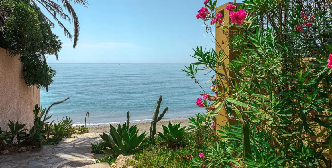 Sale of detached villa in New Golden Mile 11