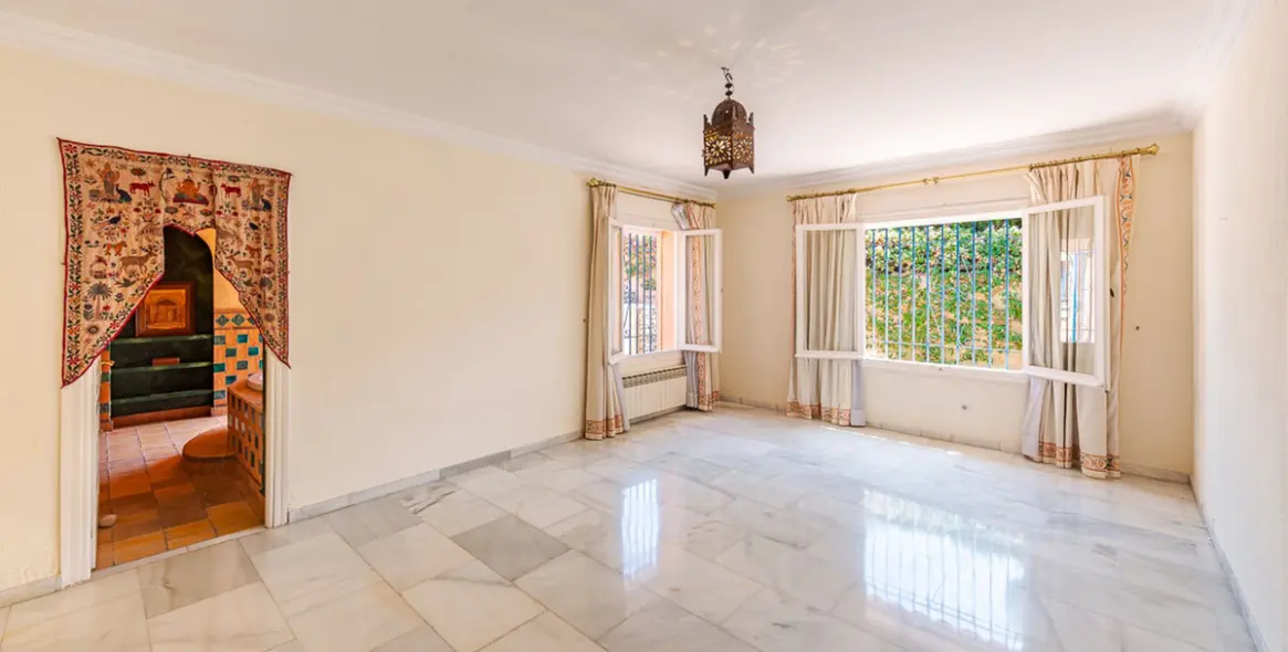 Sale of detached villa in New Golden Mile 13