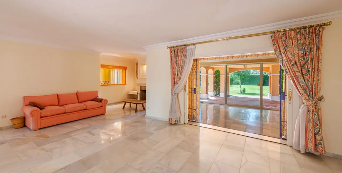 Sale of detached villa in New Golden Mile 14