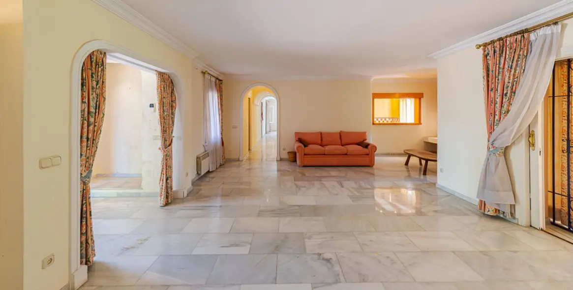 Sale of detached villa in New Golden Mile 15