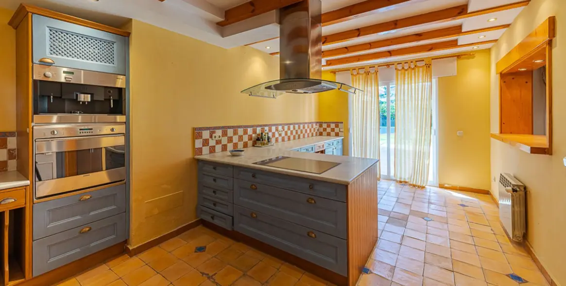 Sale of detached villa in New Golden Mile 17