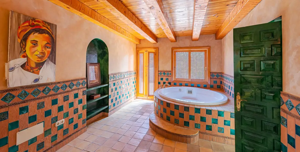 Sale of detached villa in New Golden Mile 18