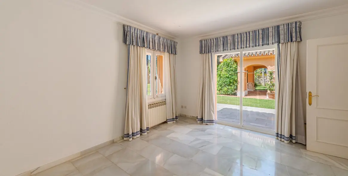 Sale of detached villa in New Golden Mile 20