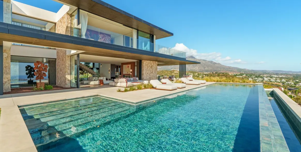 Sale of detached villa in La Quinta 1