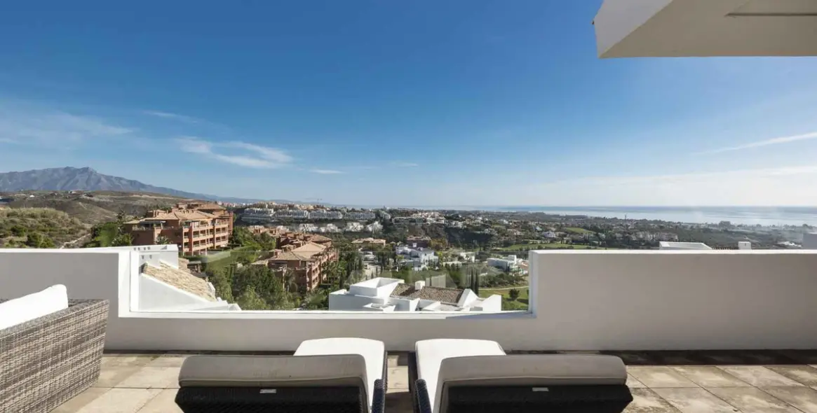 Long-term rent of penthouse in New Golden Mile 4