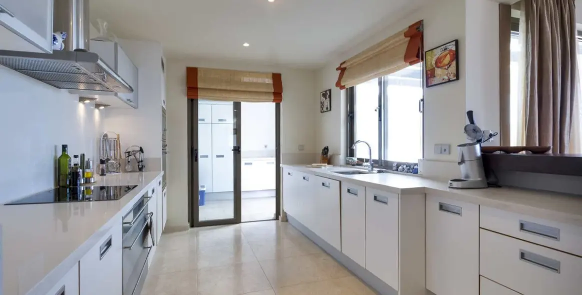 Long-term rent of penthouse in New Golden Mile 6