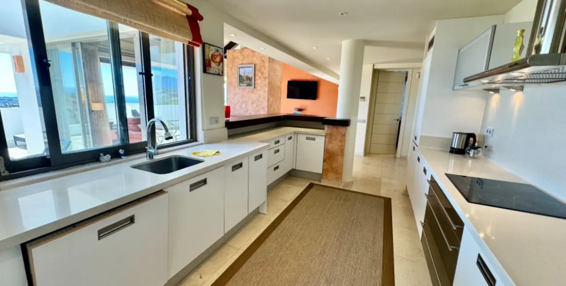 Long-term rent of penthouse in New Golden Mile 7