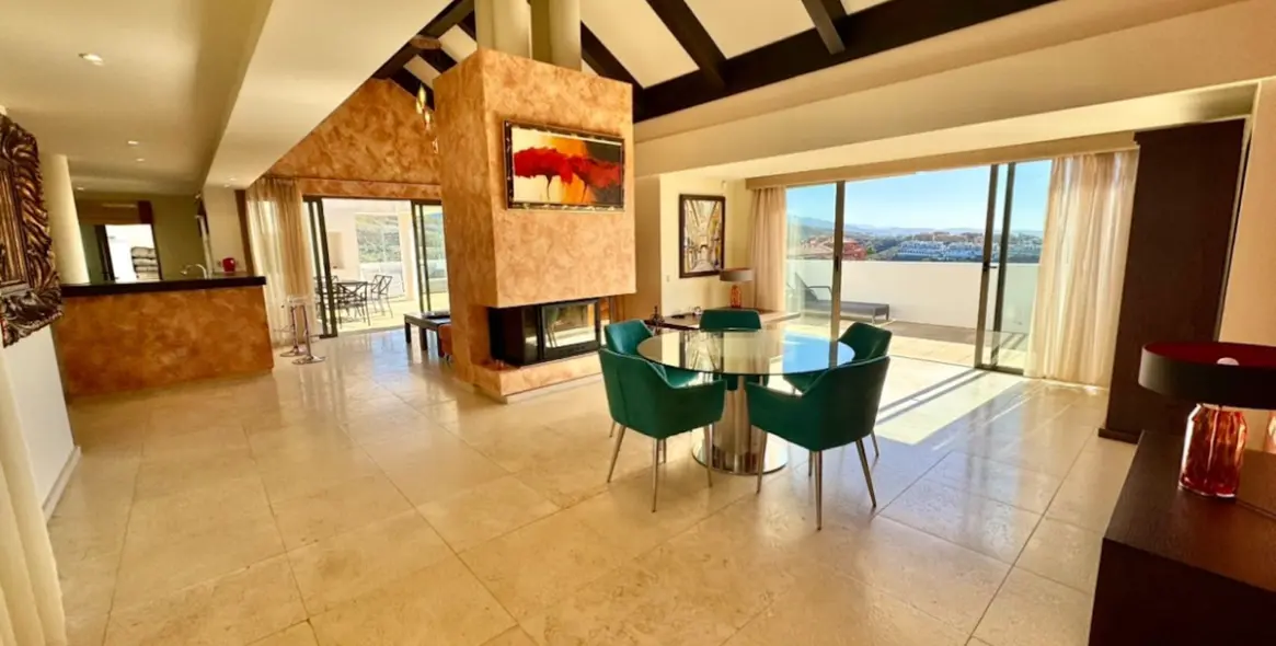 Long-term rent of penthouse in New Golden Mile 8