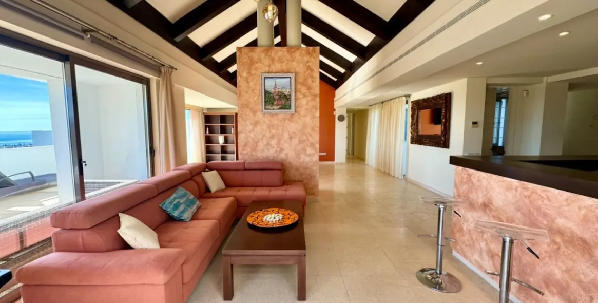 Long-term rent of penthouse in New Golden Mile 9