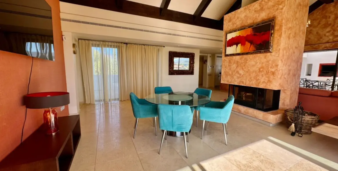 Long-term rent of penthouse in New Golden Mile 11